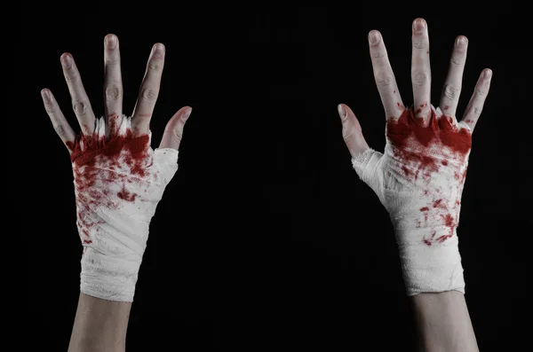 Shook his bloody hand in a bandage, bloody bandage, fight club, street fight, violence, bloody theme, isolated, bloody fists, boxer, tied his hands with a bandage, black background — Stock Photo, Image