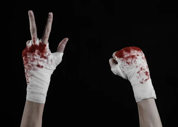 Serra sa main sanglante dans un bandage, bandage sanglant, club de combat, combat de rue, violence, thème sanglant, isolé, poings sanglants, boxeur, attacha ses mains avec un bandage, fond noir — Photo
