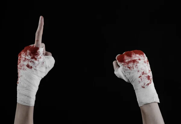 Shook his bloody hand in a bandage, bloody bandage, fight club, street fight, violence, bloody theme, isolated, bloody fists, boxer, tied his hands with a bandage, black background — Stock Photo, Image