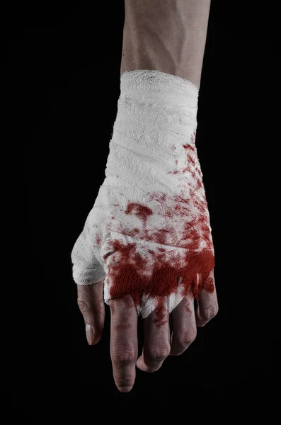 Shook his bloody hand in a bandage, bloody bandage, fight club, street fight, violence, bloody theme, isolated, bloody fists, boxer, tied his hands with a bandage, black background — Stock Photo, Image