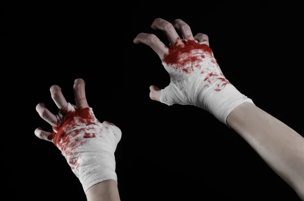 Shook his bloody hand in a bandage, bloody bandage, fight club, street fight, violence, bloody theme, isolated, bloody fists, boxer, tied his hands with a bandage, black background — Stock Photo, Image