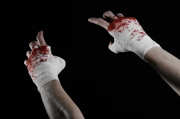 Serra sa main sanglante dans un bandage, bandage sanglant, club de combat, combat de rue, violence, thème sanglant, isolé, poings sanglants, boxeur, attacha ses mains avec un bandage, fond noir — Photo
