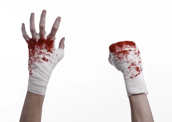 Serra sa main sanglante dans un bandage, bandage sanglant, club de combat, combat de rue, violence, thème sanglant, fond noir, isolé, poings sanglants, boxeur, attacha ses mains avec un bandage, fond blanc — Photo