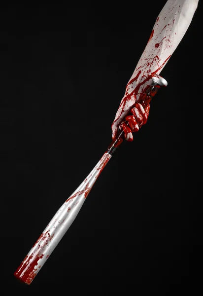 Mână sângeroasă care deține o bâtă de baseball, o bâtă de baseball sângeroasă, liliac, sport de sânge, ucigaș, zombi, temă de Halloween, izolat, fundal negru . — Fotografie, imagine de stoc