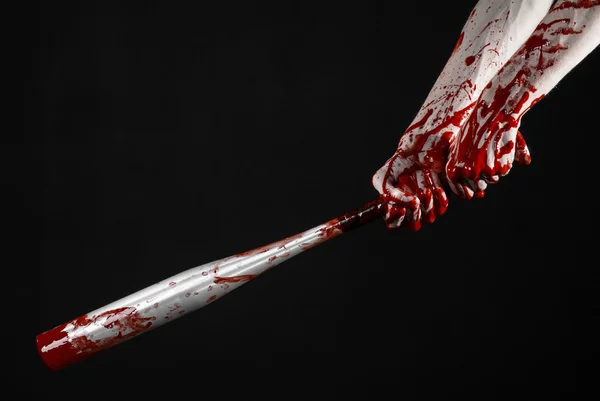 Blutige Hand mit einem Baseballschläger, einem blutigen Baseballschläger, Schläger, Blutsport, Killer, Zombies, Halloween-Thema, isoliert, schwarzer Hintergrund. — Stockfoto