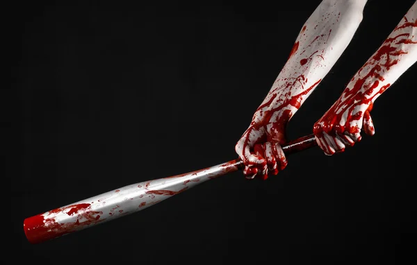 Mano insanguinata in possesso di una mazza da baseball, una mazza da baseball sanguinosa, pipistrello, sport del sangue, assassino, zombie, tema di Halloween, isolato, sfondo nero . — Foto Stock