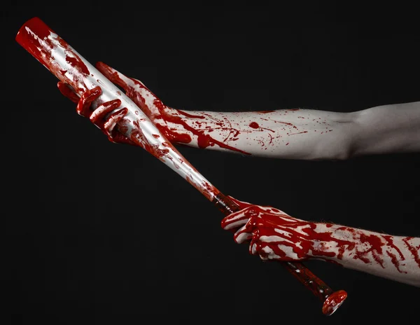 Blutige Hand mit einem Baseballschläger, einem blutigen Baseballschläger, Schläger, Blutsport, Killer, Zombies, Halloween-Thema, isoliert, schwarzer Hintergrund. — Stockfoto