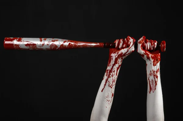 Mano sangrienta sosteniendo un bate de béisbol, un bate de béisbol sangriento, bate, deporte de sangre, asesino, zombies, tema de Halloween, aislado, fondo negro . — Foto de Stock