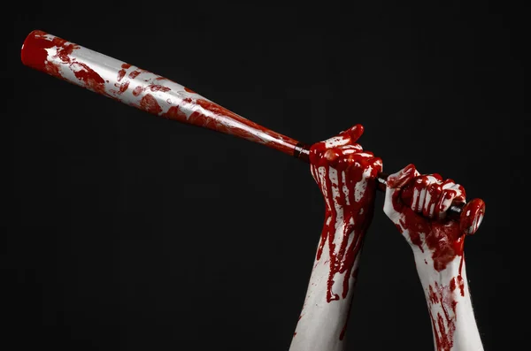 Mão sangrenta segurando um taco de beisebol, um bastão de beisebol sangrento, morcego, esporte de sangue, assassino, zumbis, tema de halloween, isolado, fundo preto . — Fotografia de Stock