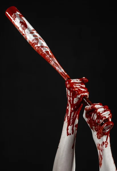 Mano sangrienta sosteniendo un bate de béisbol, un bate de béisbol sangriento, bate, deporte de sangre, asesino, zombies, tema de Halloween, aislado, fondo negro . — Foto de Stock