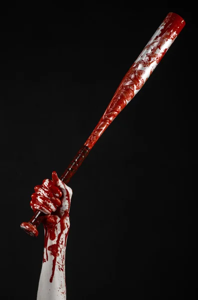 Mano sangrienta sosteniendo un bate de béisbol, un bate de béisbol sangriento, bate, deporte de sangre, asesino, zombies, tema de Halloween, aislado, fondo negro . —  Fotos de Stock