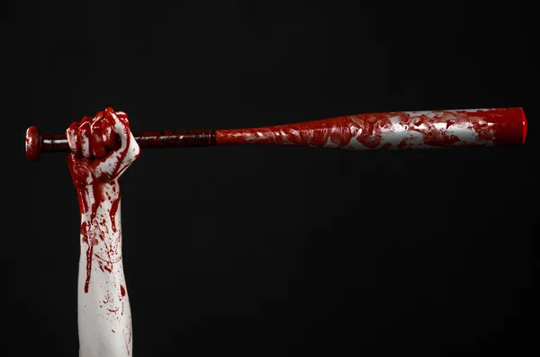 Mano sangrienta sosteniendo un bate de béisbol, un bate de béisbol sangriento, bate, deporte de sangre, asesino, zombies, tema de Halloween, aislado, fondo negro . —  Fotos de Stock