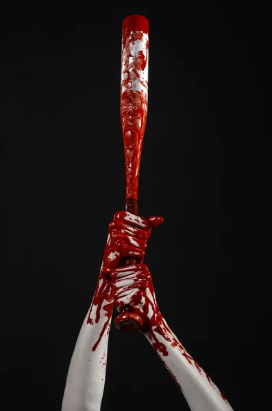 Blodiga handen håller ett basebollträ, en blodig basebollträ, bat, blod sport, killer, zombies, halloween-tema, isolerade, svart bakgrund. — Stockfoto