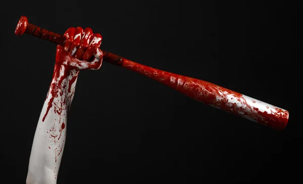 Mano sangrienta sosteniendo un bate de béisbol, un bate de béisbol sangriento, bate, deporte de sangre, asesino, zombies, tema de Halloween, aislado, fondo negro . —  Fotos de Stock