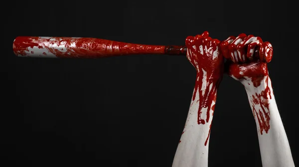 Main sanglante tenant une batte de baseball, une batte de baseball sanglante, chauve-souris, sport sanguin, tueur, zombies, thème d'Halloween, isolé, fond noir . — Photo