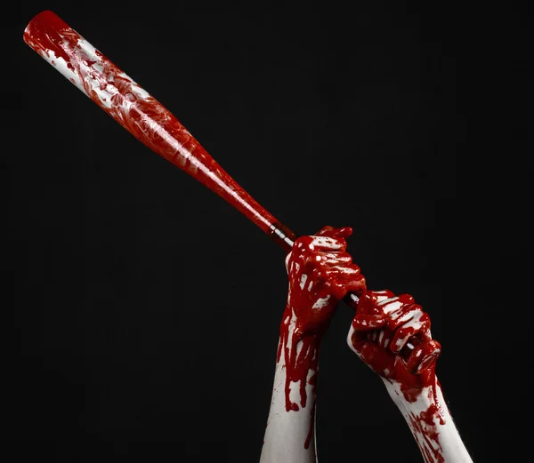 Krwawa ręka trzyma kij baseballowy, krwawe kij baseballowy, nietoperz, krwi sport, morderca, zombie, halloween tematu, na białym tle, czarne tło. — Zdjęcie stockowe