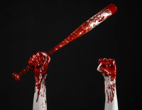 Mão sangrenta segurando um taco de beisebol, um bastão de beisebol sangrento, morcego, esporte de sangue, assassino, zumbis, tema de halloween, isolado, fundo preto . — Fotografia de Stock