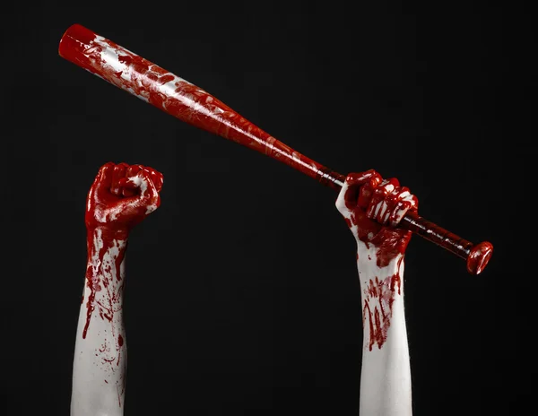 Blodiga handen håller ett basebollträ, en blodig basebollträ, bat, blod sport, killer, zombies, halloween-tema, isolerade, svart bakgrund. — Stockfoto