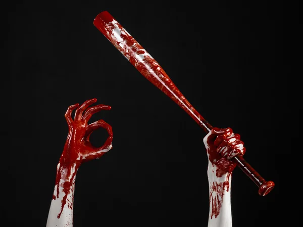 Mano insanguinata in possesso di una mazza da baseball, una mazza da baseball sanguinosa, pipistrello, sport del sangue, assassino, zombie, tema di Halloween, isolato, sfondo nero . — Foto Stock