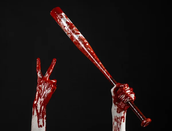 Blutige Hand mit einem Baseballschläger, einem blutigen Baseballschläger, Schläger, Blutsport, Killer, Zombies, Halloween-Thema, isoliert, schwarzer Hintergrund. — Stockfoto