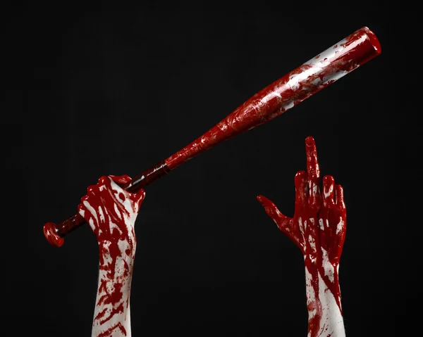 Blutige Hand mit einem Baseballschläger, einem blutigen Baseballschläger, Schläger, Blutsport, Killer, Zombies, Halloween-Thema, isoliert, schwarzer Hintergrund. — Stockfoto