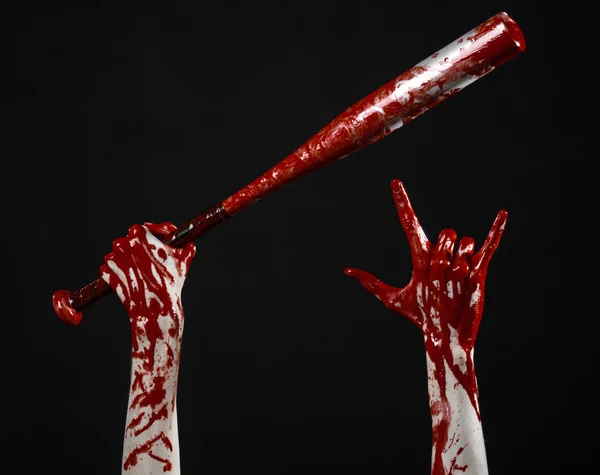 Blodig hånd med et balltre, et balltre, et balltre, en blodsport, en drapsmann, zombier, halloween-tema, isolert, svart bakgrunn . – stockfoto