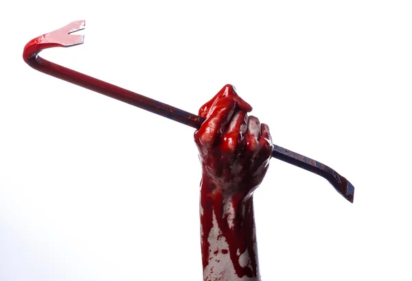 Кровавые руки с ломом, крюк для рук, тема Хэллоуина, зомби-убийцы, белый фон, изолированный, кровавый лом — стоковое фото