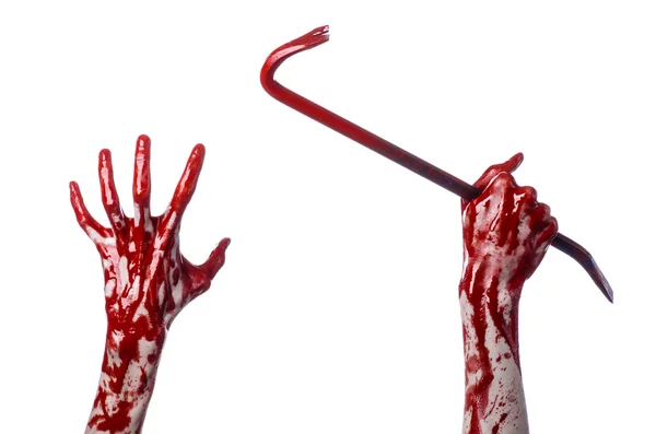Mains sanglantes avec un pied-de-biche, crochet à main, thème Halloween, zombies tueurs, fond blanc, isolé, pied-de-biche sanglant — Photo