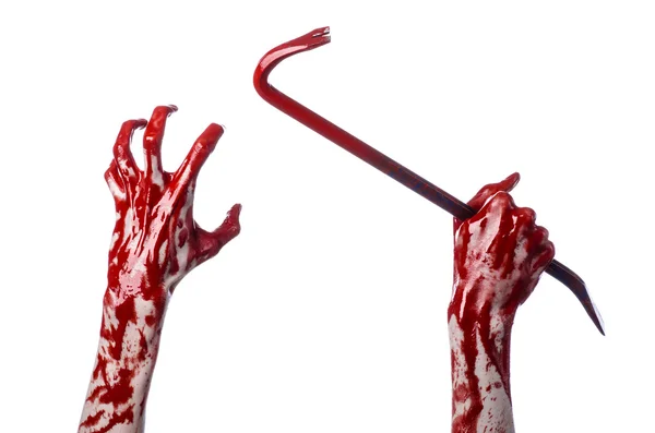 Mãos sangrentas com um pé de cabra, gancho de mão, tema de Halloween, zumbis assassinos, fundo branco, isolado, pé de cabra sangrento — Fotografia de Stock