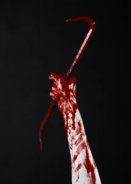 Mains sanglantes avec un pied-de-biche, crochet à main, thème Halloween, zombies tueurs, fond noir, isolé, pied-de-biche sanglant — Photo