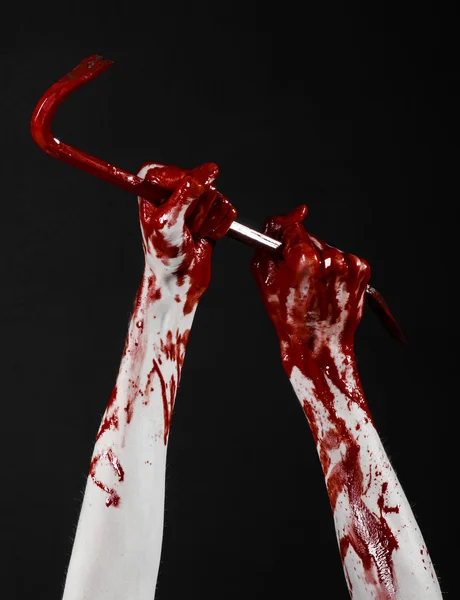 Blutige Hände mit einem Brecheisen, Handhaken, Halloween-Thema, Killer-Zombies, schwarzer Hintergrund, isolierte, blutige Brechstange — Stockfoto