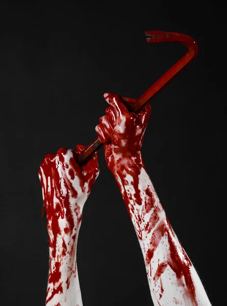 血腥的双手，用一根撬棍，手钩，万圣节主题、 杀手僵尸，黑色背景，孤立，血腥撬棍 — 图库照片