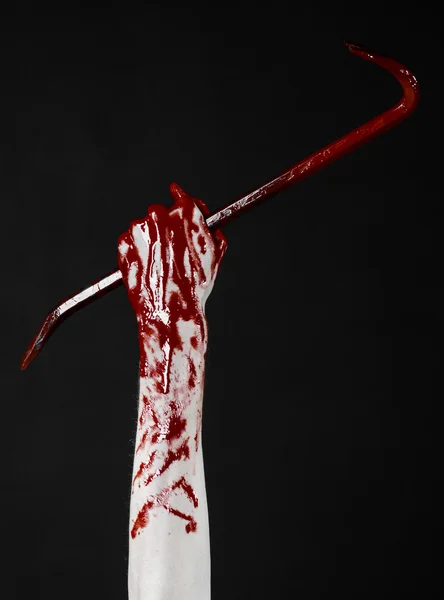 Mãos sangrentas com um pé de cabra, gancho de mão, tema de Halloween, zumbis assassinos, fundo preto, isolado, pé de cabra sangrento — Fotografia de Stock