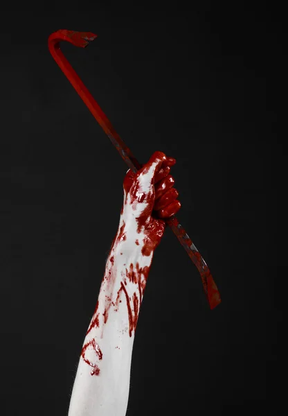 Mains sanglantes avec un pied-de-biche, crochet à main, thème Halloween, zombies tueurs, fond noir, isolé, pied-de-biche sanglant — Photo