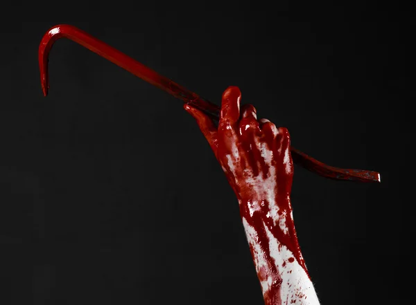 Mani insanguinate con un piede di porco, gancio a mano, tema di Halloween, zombie killer, sfondo nero, isolato, piede di porco sanguinante — Foto Stock