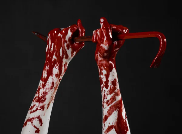 Mani insanguinate con un piede di porco, gancio a mano, tema di Halloween, zombie killer, sfondo nero, isolato, piede di porco sanguinante — Foto Stock