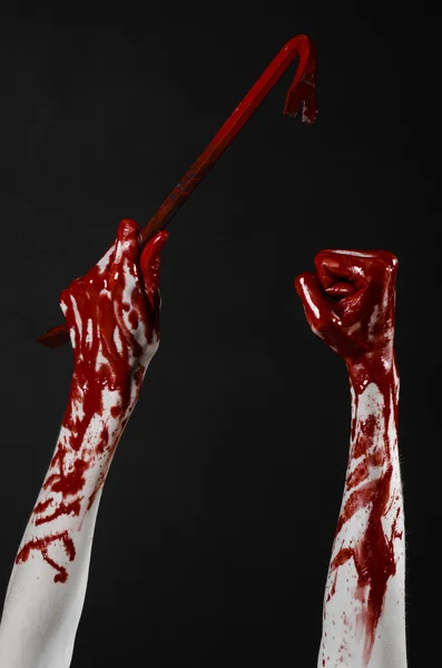 피 묻은 손에 쇠 지렛대, 손 후크, 할로윈 테마, 살인자 좀비, 검정색 배경, 고립 된, 블러 디 크로우 바 — 스톡 사진