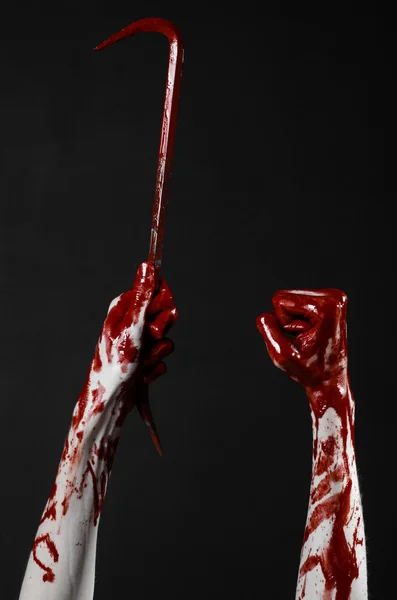 Sangrientas manos con una palanca, gancho de mano, tema de Halloween, zombies asesinos, fondo negro, aislado, palanca sangrienta — Foto de Stock