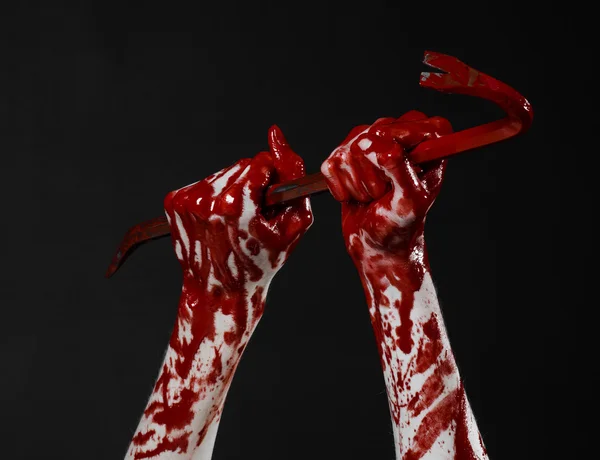 Bloedige handen met een Koevoet, hand haak, halloween thema, moordenaar zombies, zwarte achtergrond, geïsoleerd, bloedige Koevoet — Stockfoto