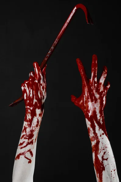 Mani insanguinate con un piede di porco, gancio a mano, tema di Halloween, zombie killer, sfondo nero, isolato, piede di porco sanguinante — Foto Stock