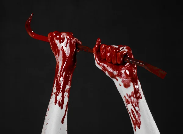 피 묻은 손에 쇠 지렛대, 손 후크, 할로윈 테마, 살인자 좀비, 검정색 배경, 고립 된, 블러 디 크로우 바 — 스톡 사진