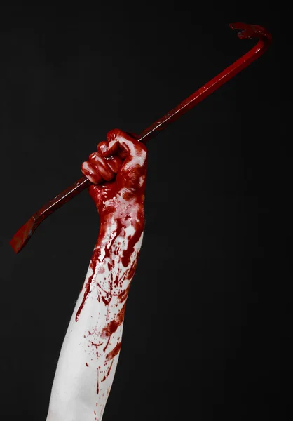 Mâini sângeroase cu o rangă, cârlig de mână, temă de Halloween, zombi ucigași, fundal negru, izolat, rangă sângeroasă — Fotografie, imagine de stoc