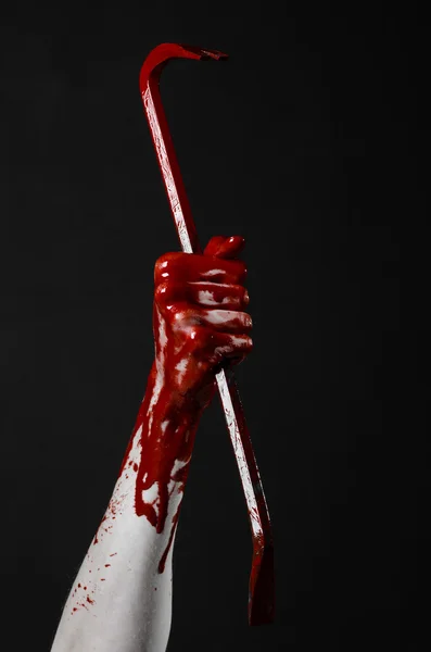 Sangrientas manos con una palanca, gancho de mano, tema de Halloween, zombies asesinos, fondo negro, aislado, palanca sangrienta — Foto de Stock