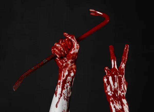 Mani insanguinate con un piede di porco, gancio a mano, tema di Halloween, zombie killer, sfondo nero, isolato, piede di porco sanguinante — Foto Stock