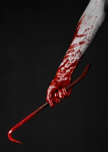 Krvavé ruce s rukou hák, halloween téma, páčidlo, černé pozadí, izolované, krvavé páčidlo vrah zombie — Stock fotografie
