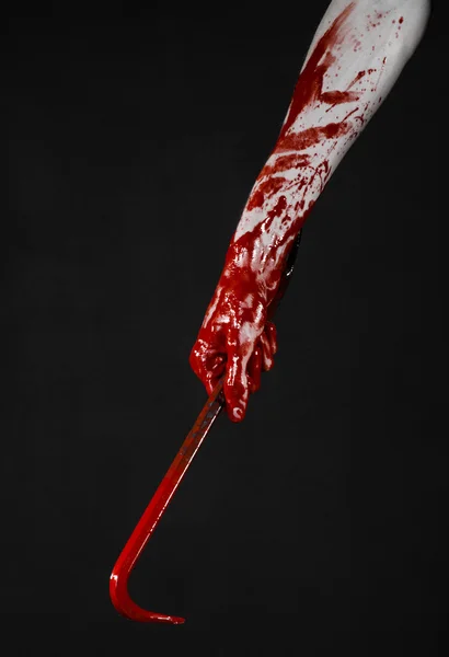 Mani insanguinate con un piede di porco, gancio a mano, tema di Halloween, zombie killer, sfondo nero, isolato, piede di porco sanguinante — Foto Stock