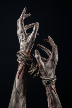 Elleri bağlı, ipe bir siyah arka plan, izole, adam kaçırma, zombi, şeytan eller, çamur, kanlı