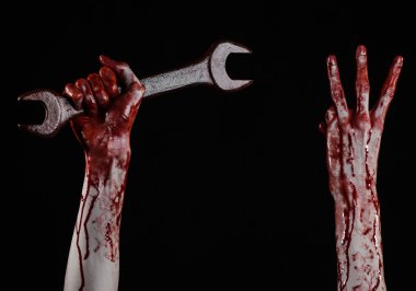 kanlı el devrim tutarak büyük bir İngiliz anahtarı, kanlı anahtarı, büyük anahtar, kanlı Tema, halloween Tema, deli tamirci, katil, psikopat, şiddet, zombiler, izole, siyah arka plan,