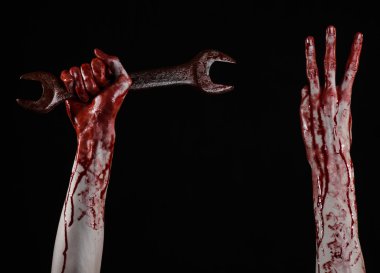 kanlı el devrim tutarak büyük bir İngiliz anahtarı, kanlı anahtarı, büyük anahtar, kanlı Tema, halloween Tema, deli tamirci, katil, psikopat, şiddet, zombiler, izole, siyah arka plan,