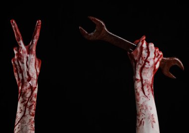 kanlı el devrim tutarak büyük bir İngiliz anahtarı, kanlı anahtarı, büyük anahtar, kanlı Tema, halloween Tema, deli tamirci, katil, psikopat, şiddet, zombiler, izole, siyah arka plan,